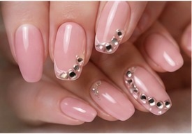 Ροζ minimal manicure